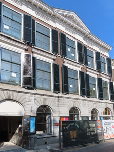 915058 Gezicht op de voorgevel van het pand Oudegracht 245 (het voormalige Tivoli-pand) te Utrecht, dat verbouwd wordt ...